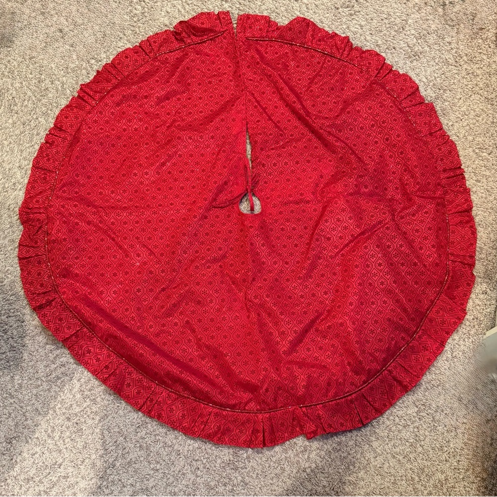 ❤️ Sparkly Red Christmas Tree Skirt – Ruffled Edge, Tie Closure